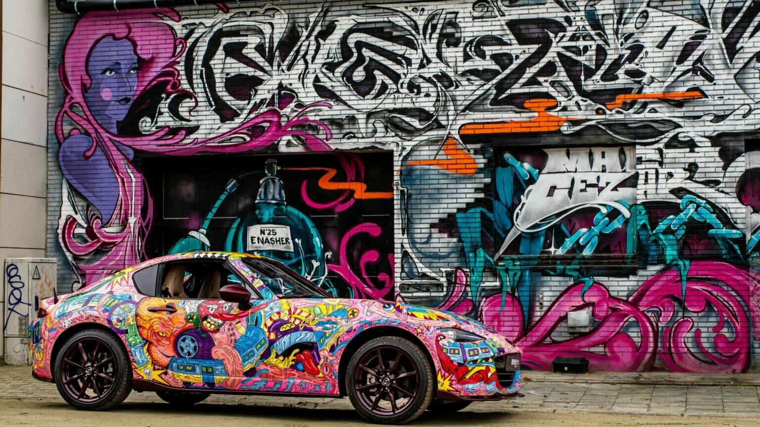 Представлена Mazda MX-5 в уникальной раскраске: она светится в темноте