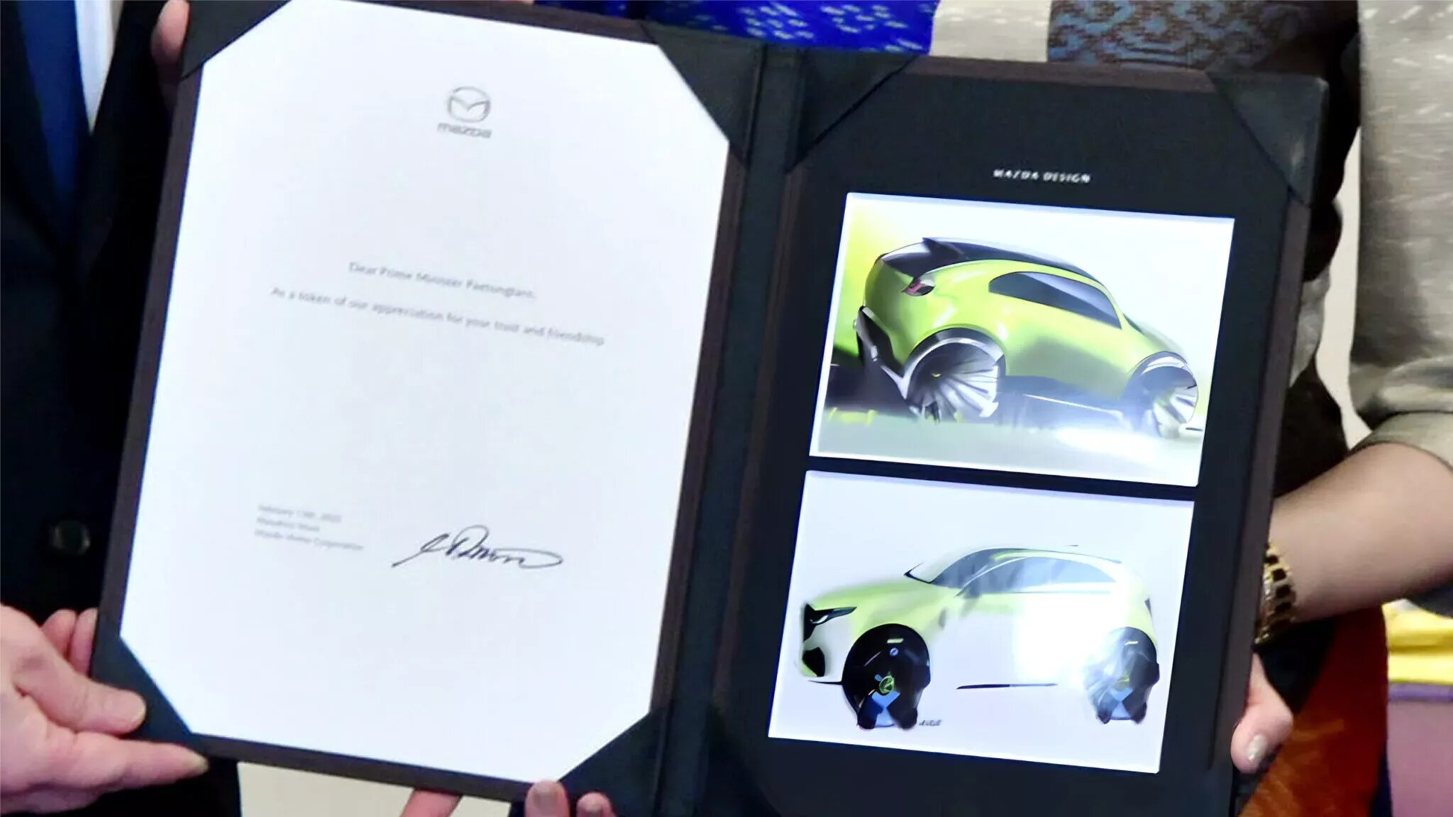 Mazda намекнула на небольшой гибридный кроссовер