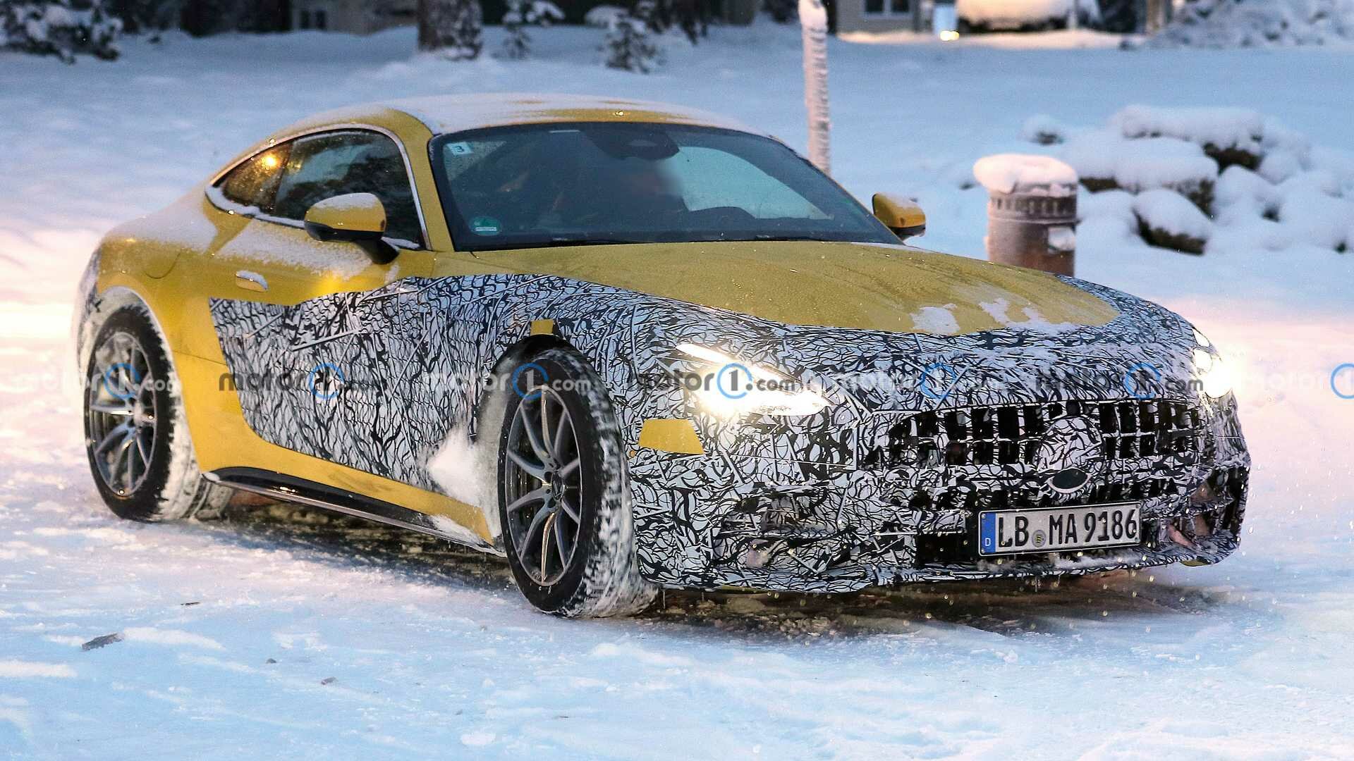 Новый Mercedes-AMG GT сфотографировали без камуфляжа (почти)