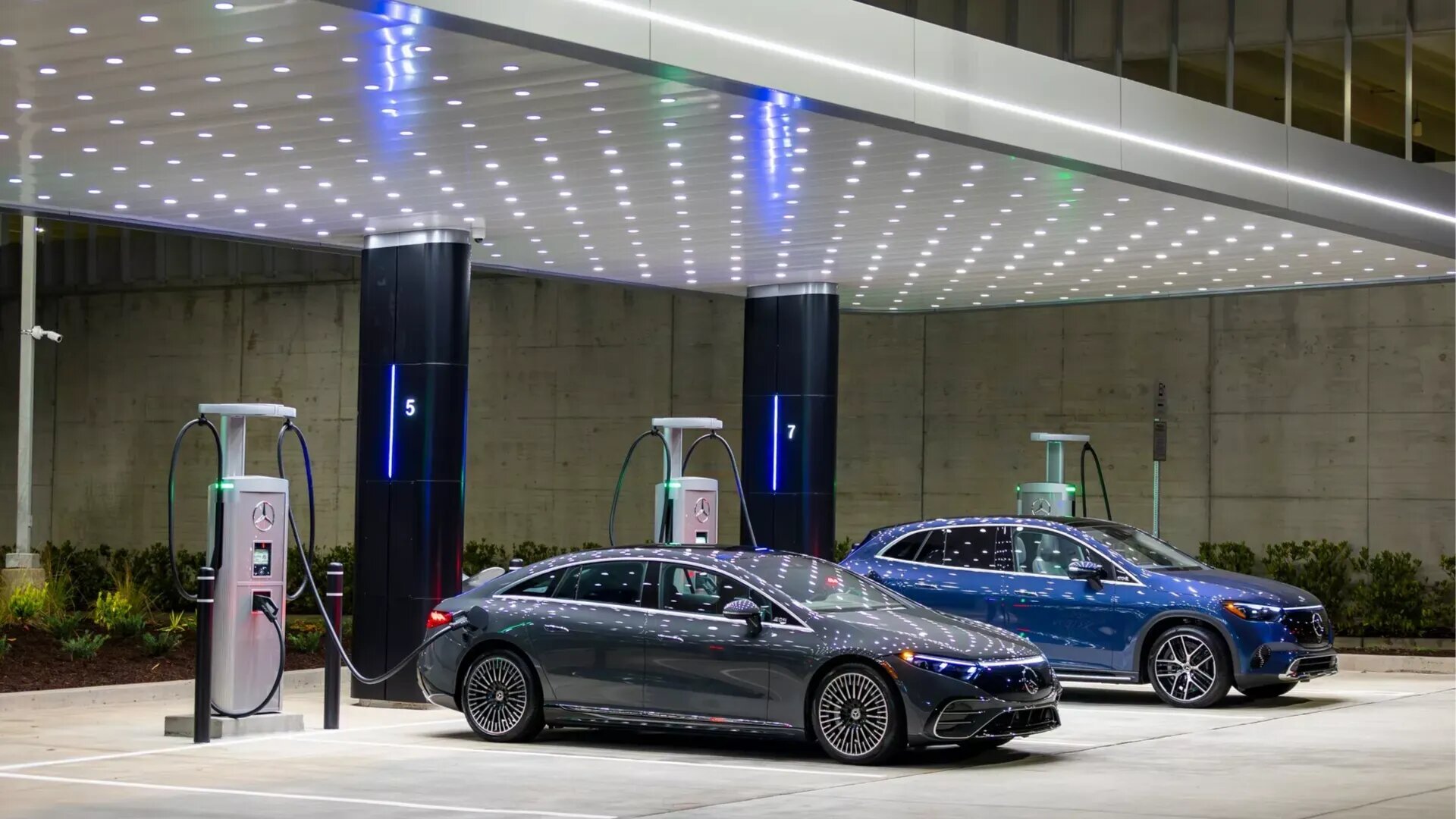 Mercedes-Benz открыл роскошную зарядную станцию в США