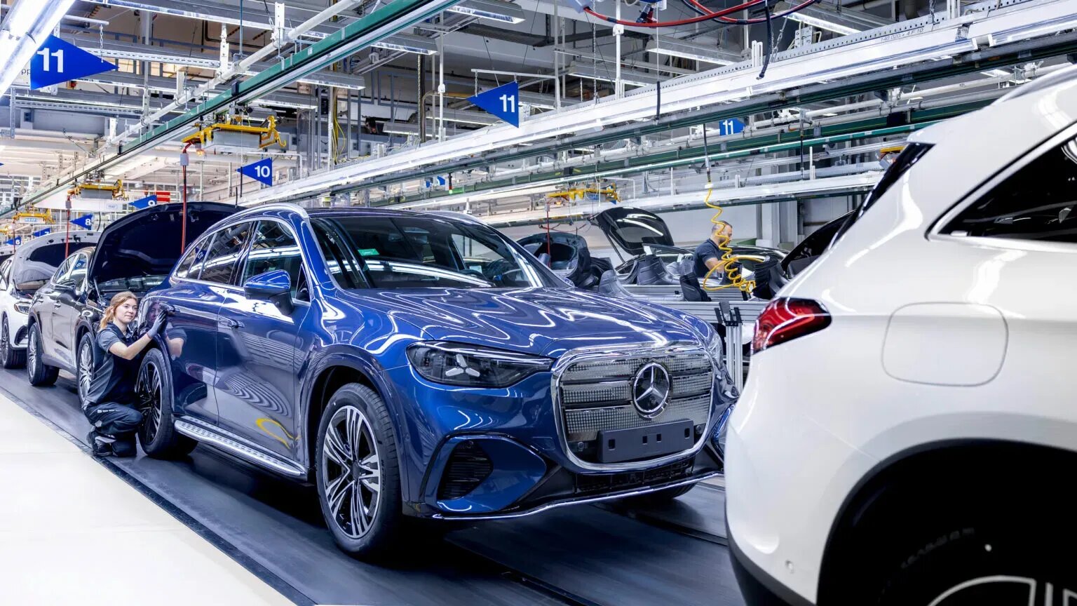 Mercedes-Benz введёт переработки и отложит выплату премий сотрудникам