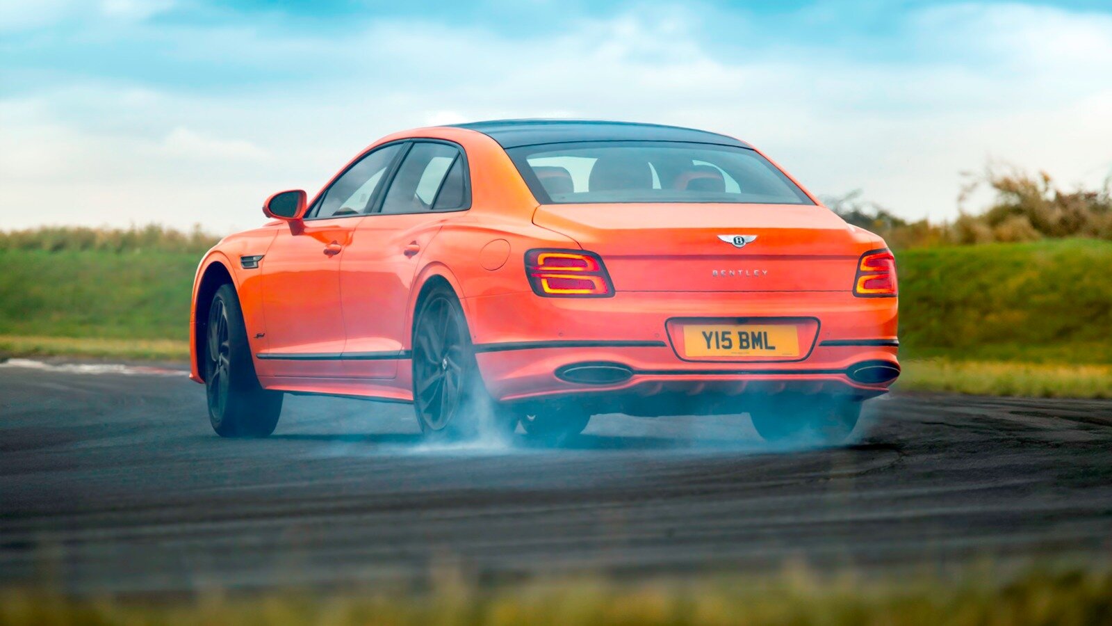 Раскрыта дата премьеры нового поколения Bentley Flying Spur