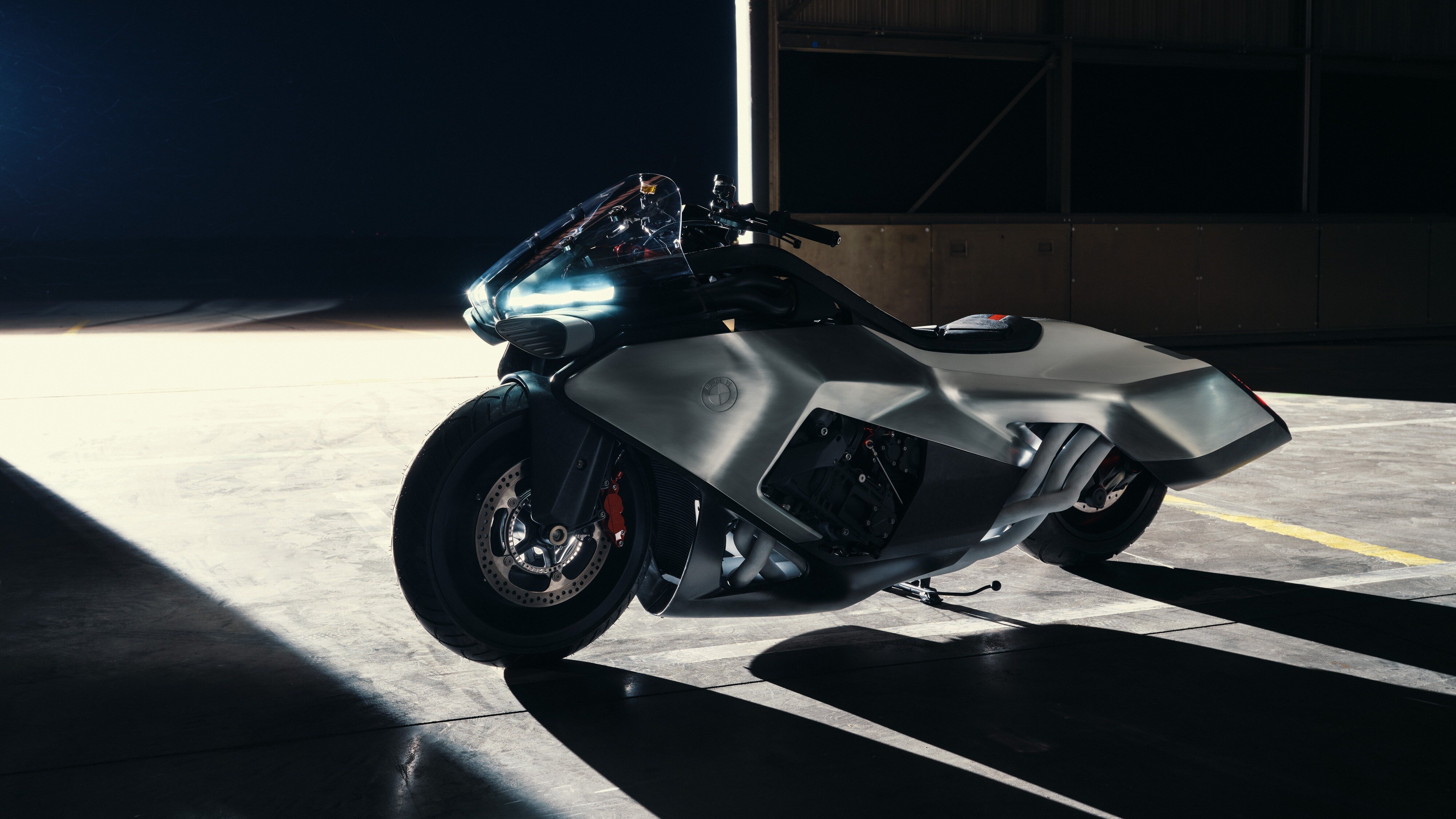 Концептуальный BMW Motorrad Vision K18 получил по шесть цилиндров, труб и фар