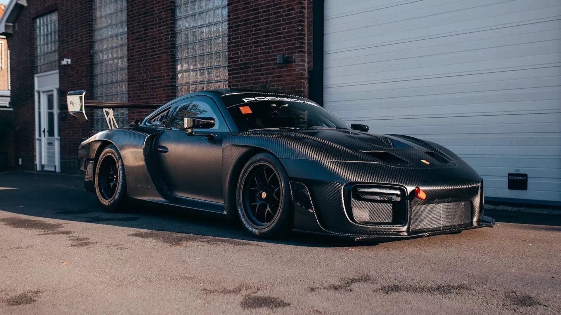 Очень редкий карбоновый спорткар Porsche 935 выставили на торги — за него уже дают 300 тысяч евро