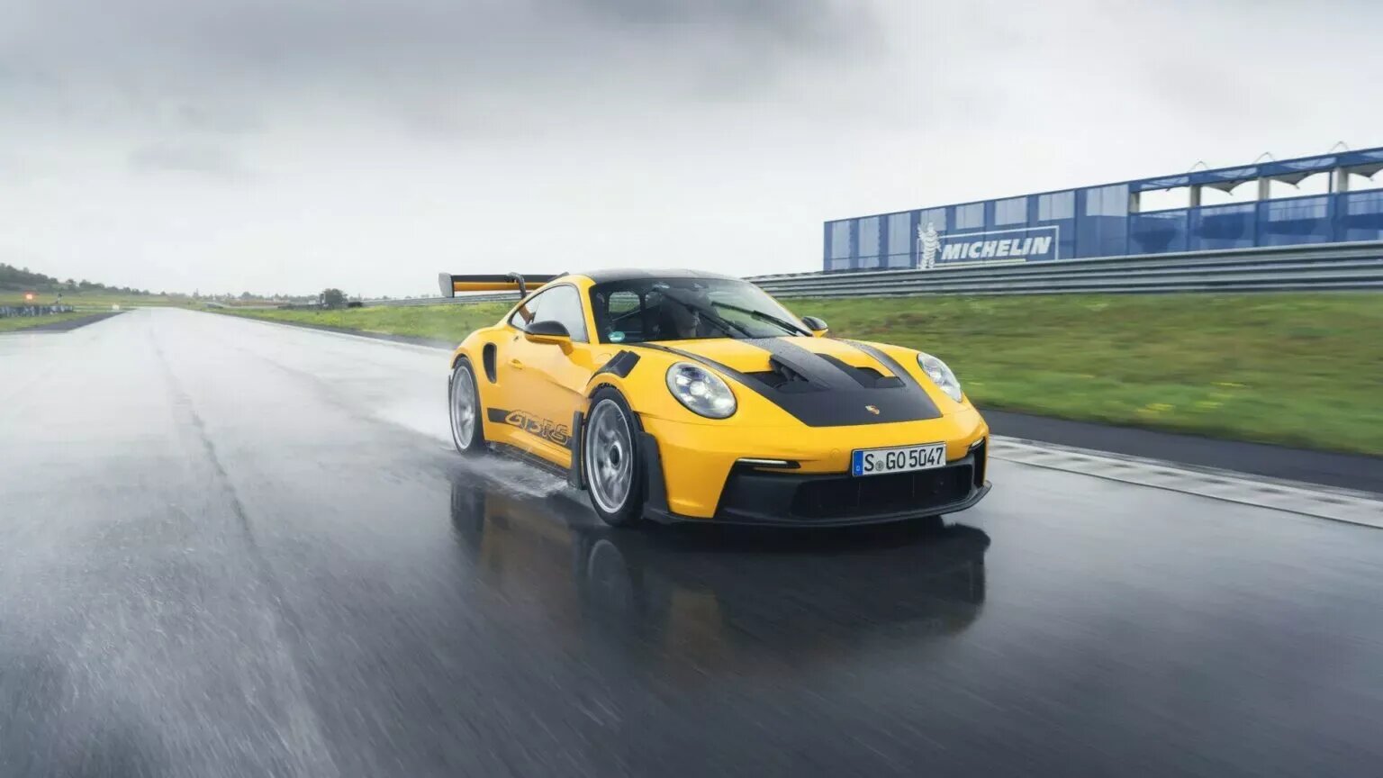Porsche 911 GT3 RS получит эксклюзивные дождевые шины