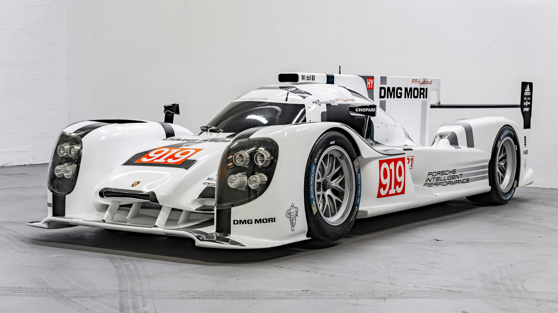 Чемпионский болид Porsche 919 Hybrid уйдёт с молотка, но прокатиться на нём не получится