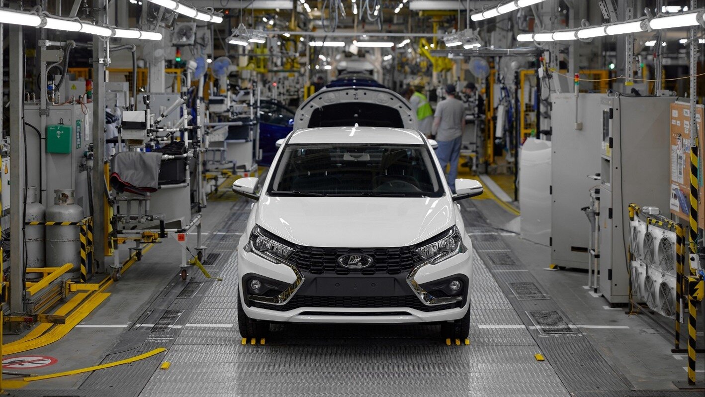 Дилерам Lada начали отгружать «Искры» питерской сборки