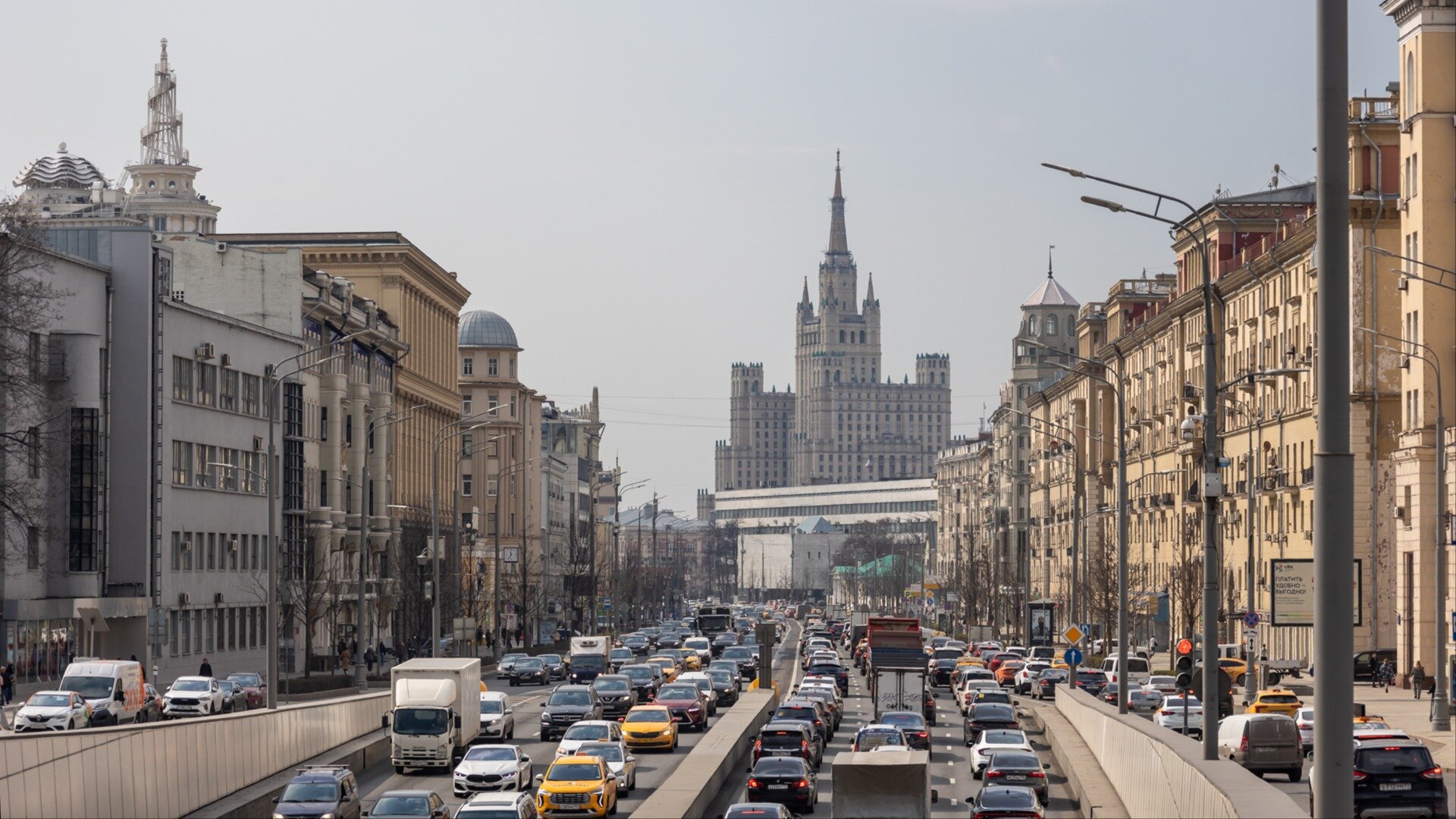 Крупных пробок в Москве стало вдвое меньше