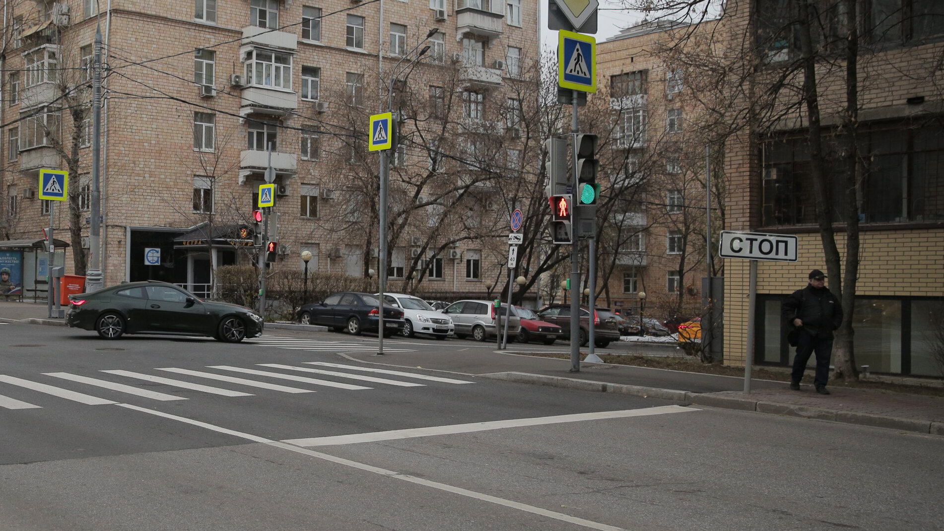 Названы улицы Москвы, где водители чаще всего заезжают за стоп-линию