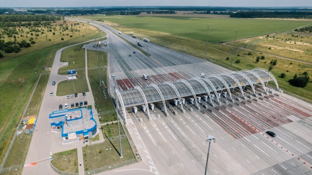 Многодетные семьи хотят освободить от оплаты проезда по платным дорогам