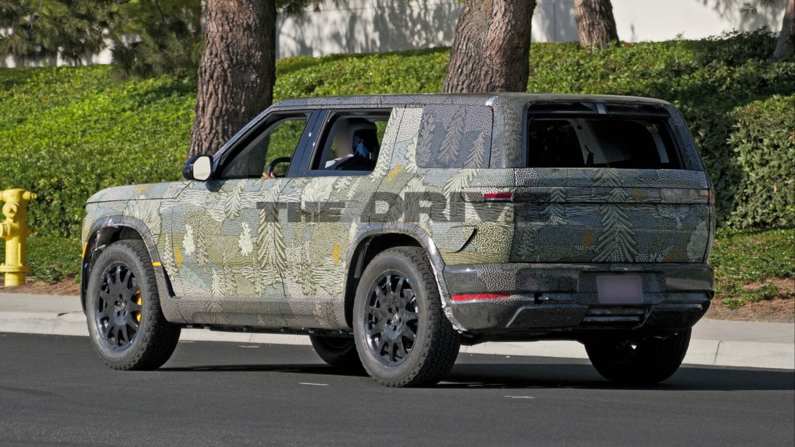 Серийный Rivian R2 получит опускающееся заднее стекло как у Toyota 4Runner