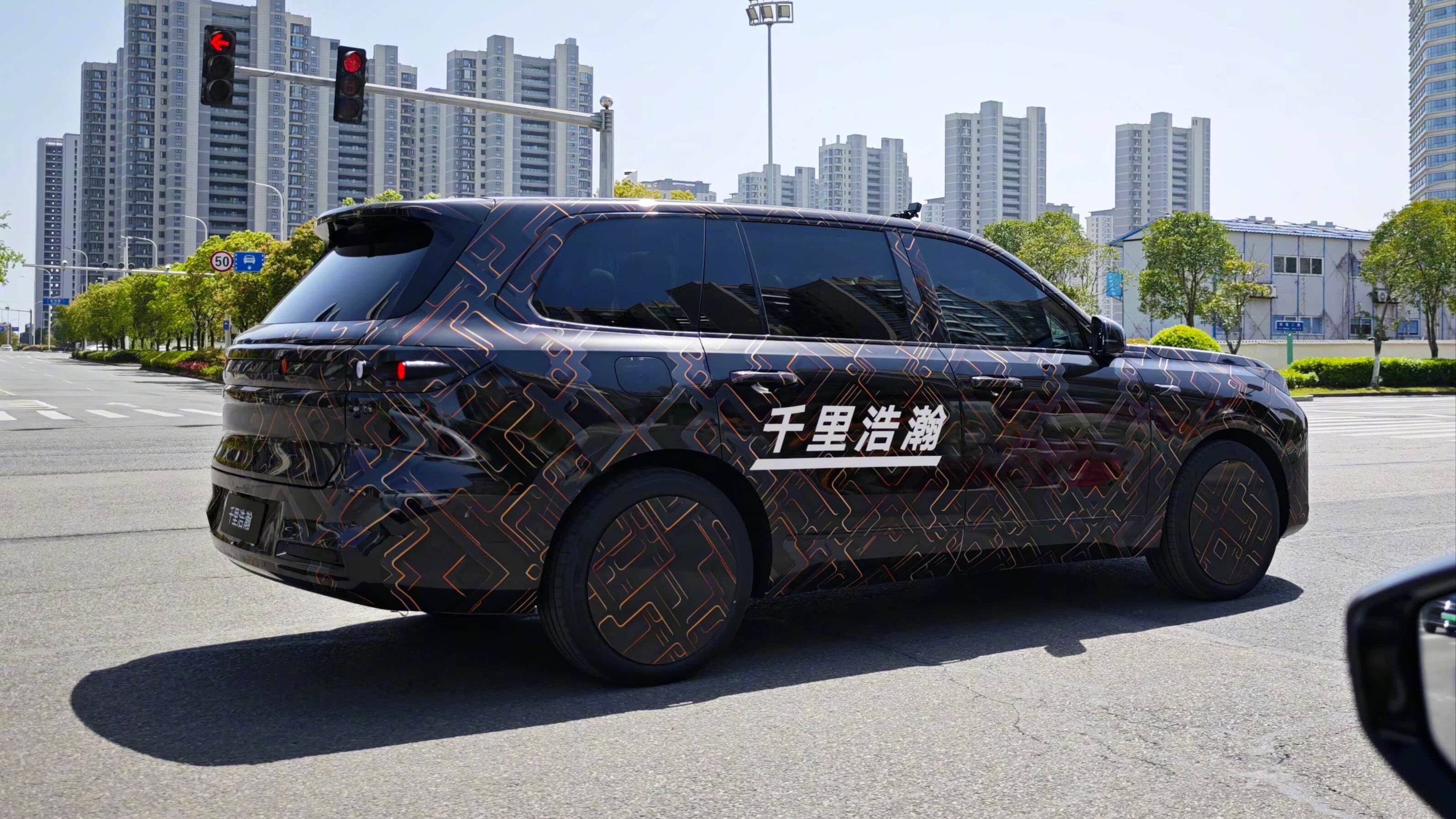 Самый большой кроссовер Geely Galaxy попался фотошпионам