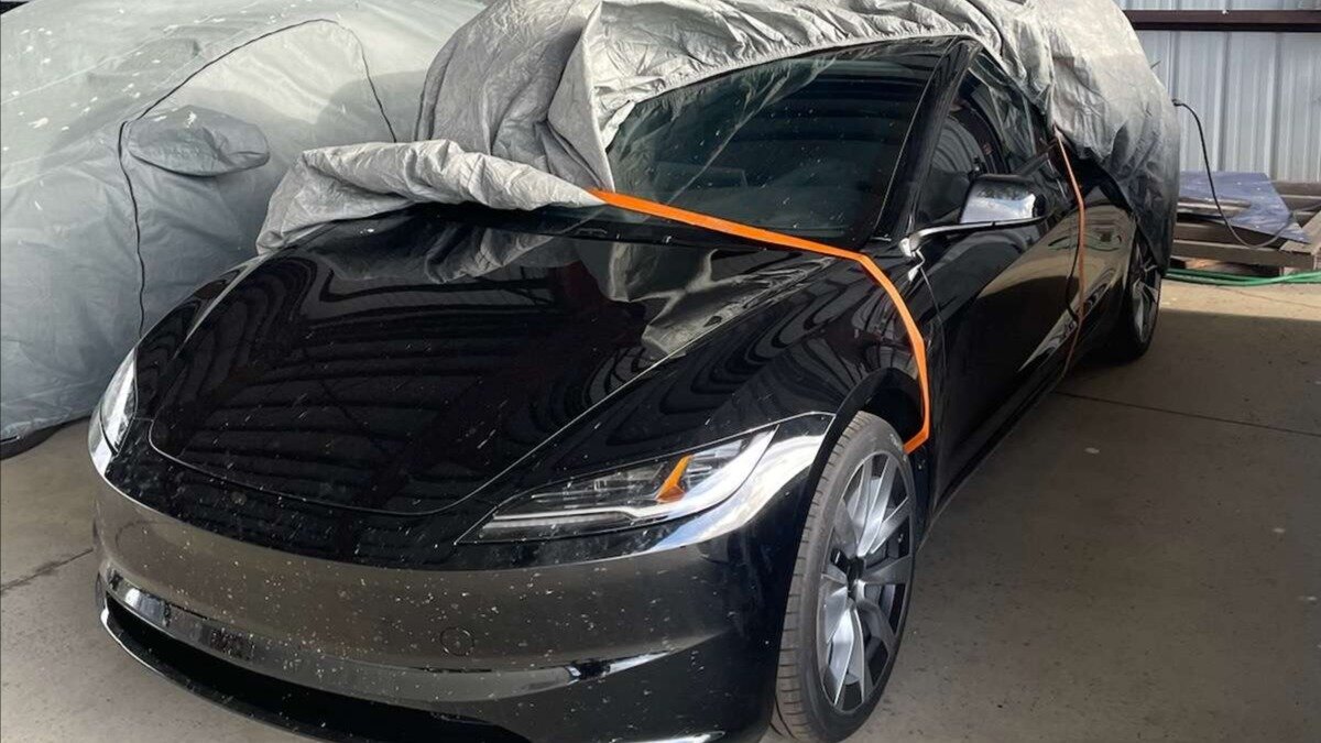 Появилось фото обновлённой Tesla Model 3 без камуфляжа