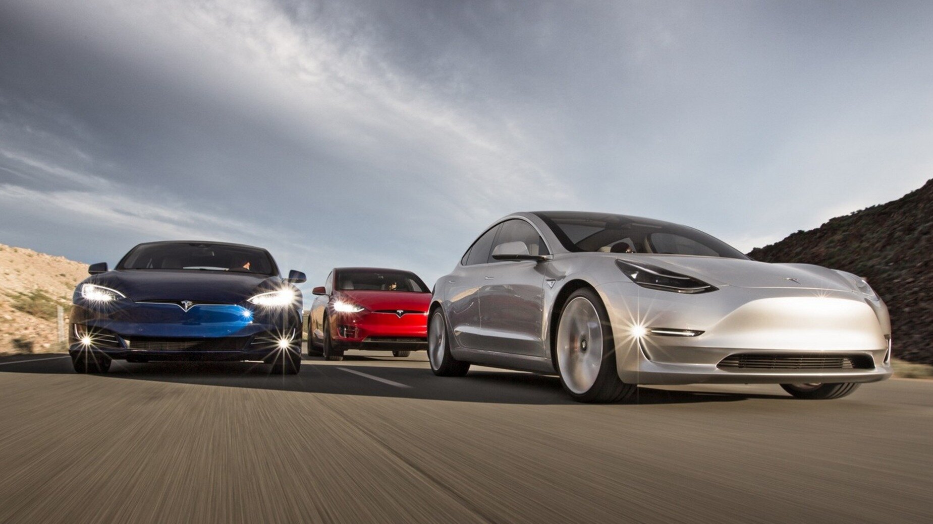 Tesla сократила больше половины сотрудников, работавших над автопилотом