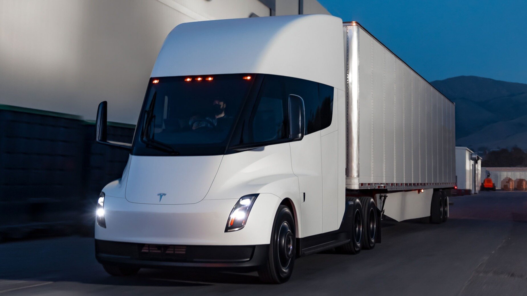Грузовик Tesla Semi массой 36,7 тонны сможет ездить больше 800 километров без подзарядки, показало испытание