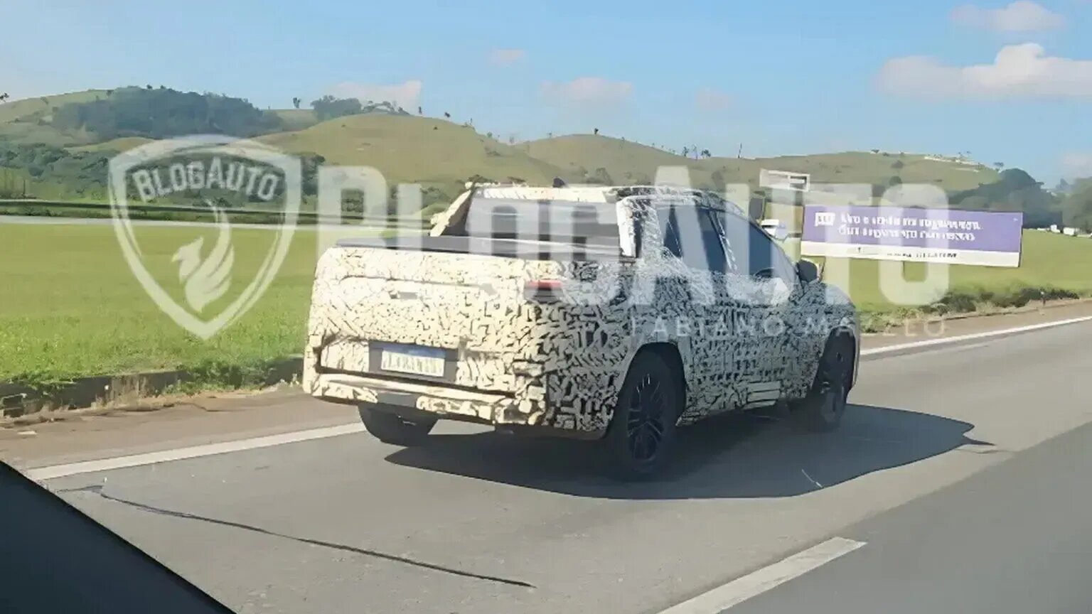 В Бразилии заметили новый компактный пикап Toyota