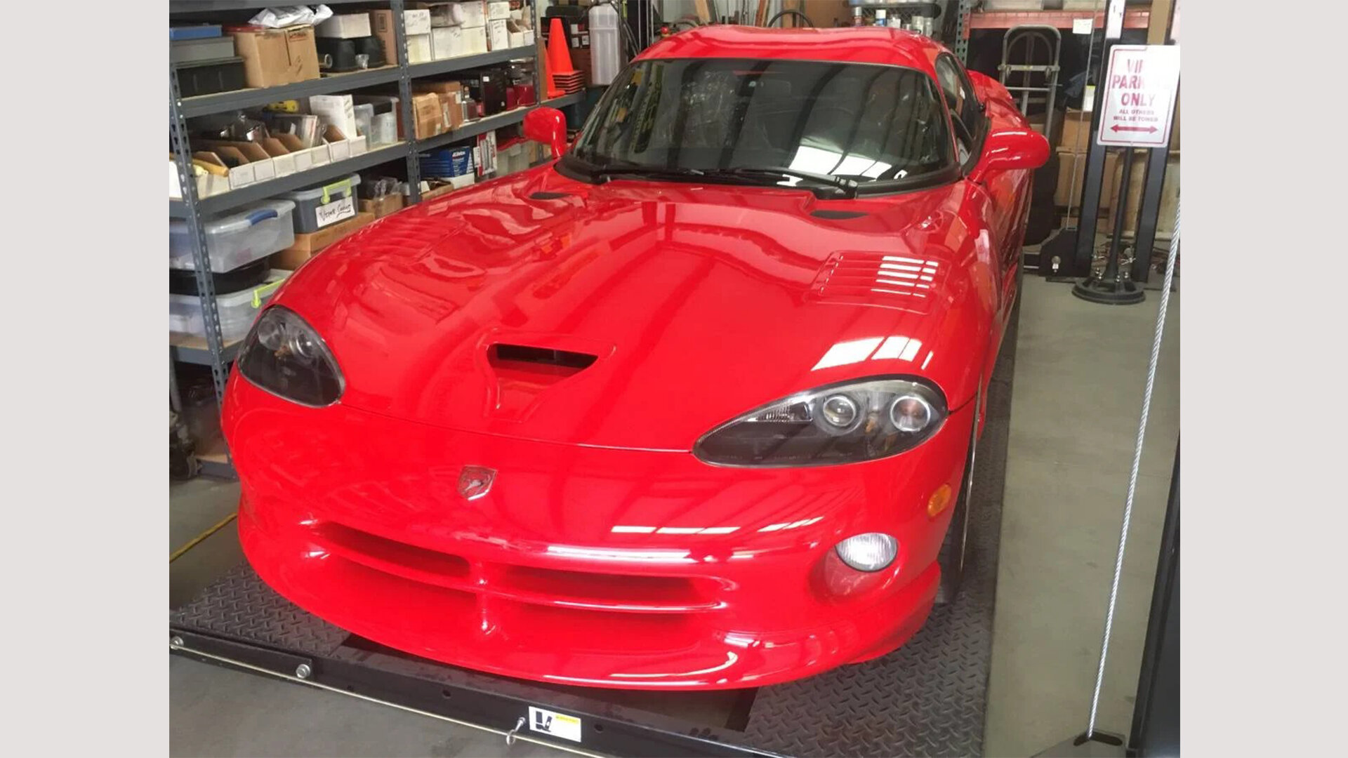 23-летний Dodge Viper почти без пробега оценили дороже нового Chevrolet Corvette