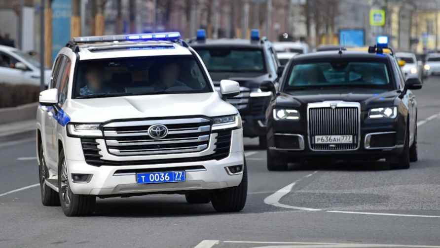 Госдума утвердила 10-тысячный штраф за непропуск автомобилей с мигалками