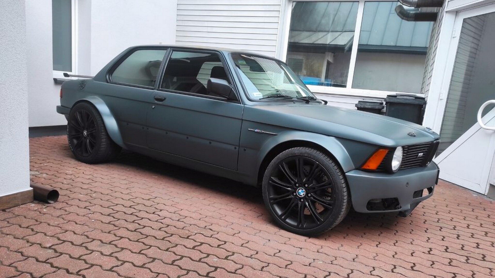 BMW 3 серии в кузове E21 оснастили мотором от BMW M5 и выставили на продажу