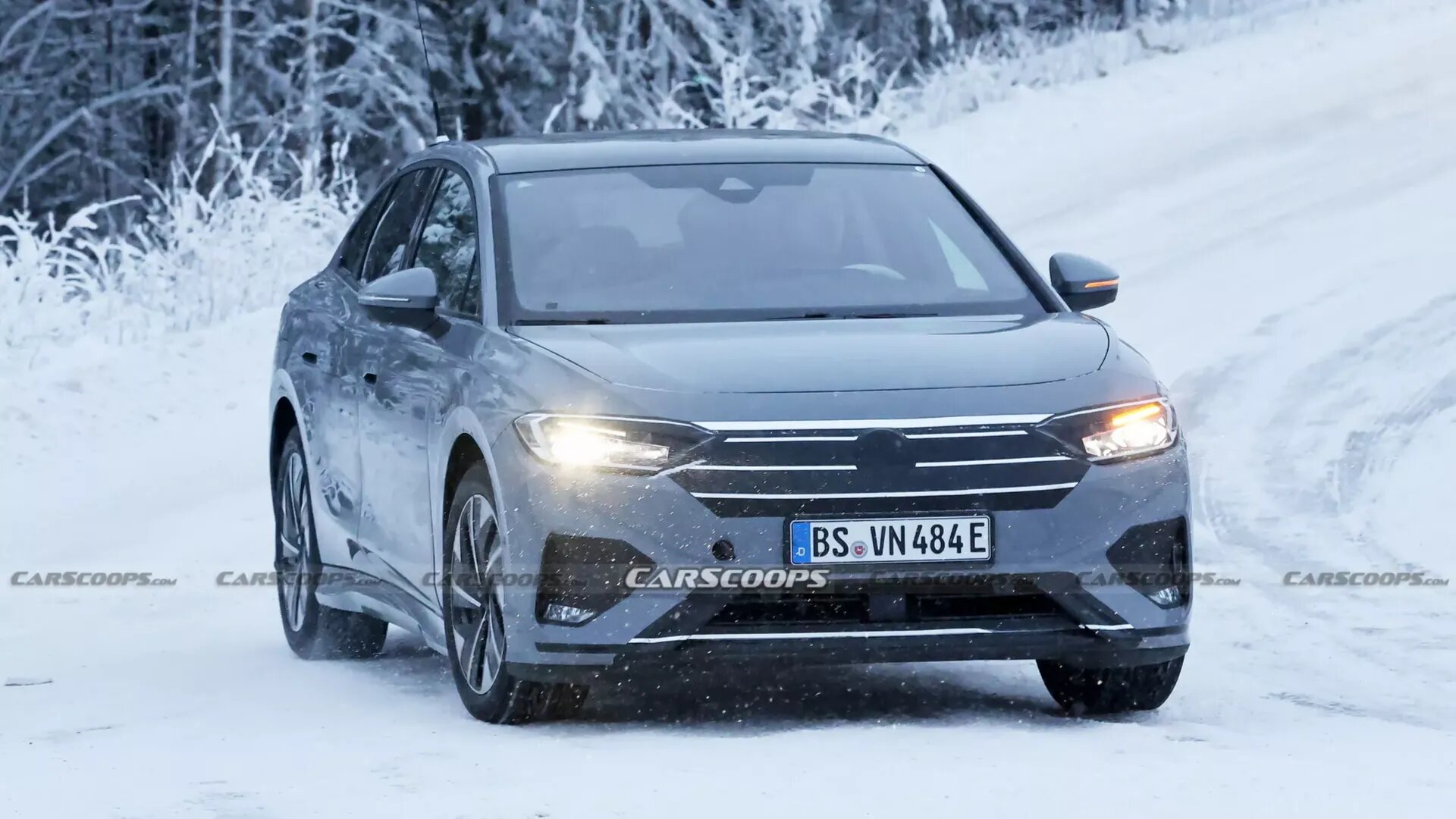Электрический наследник VW Passat вышел на тесты почти без камуфляжа