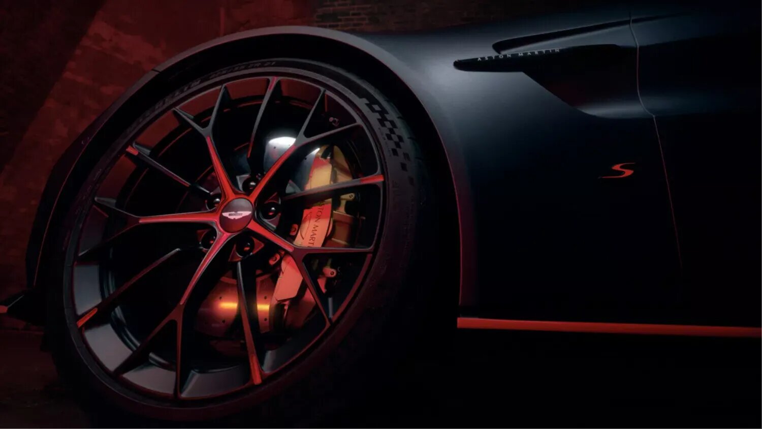 Автомобили Aston Martin получат умные кибершины от Pirelli