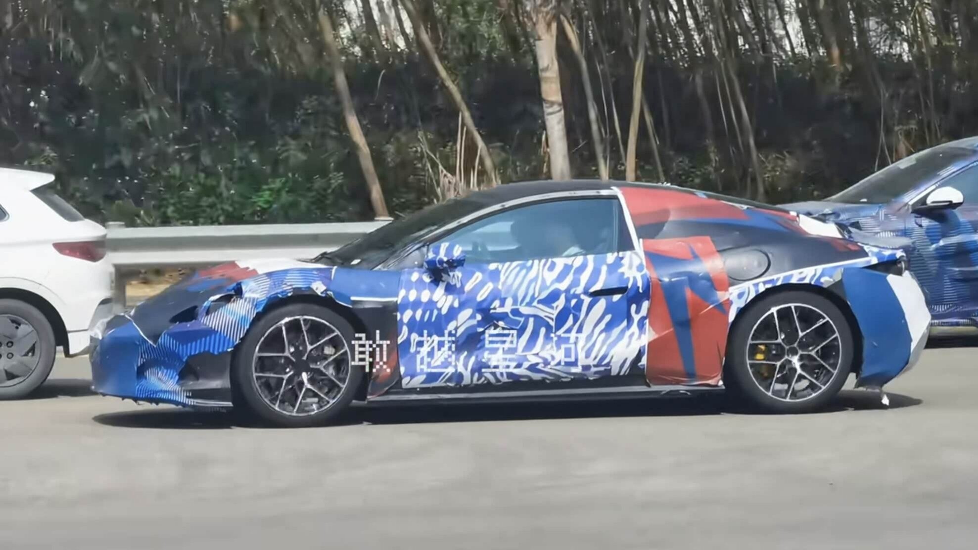 Спорткар от BYD размером с Porsche 911 замечен на дороге
