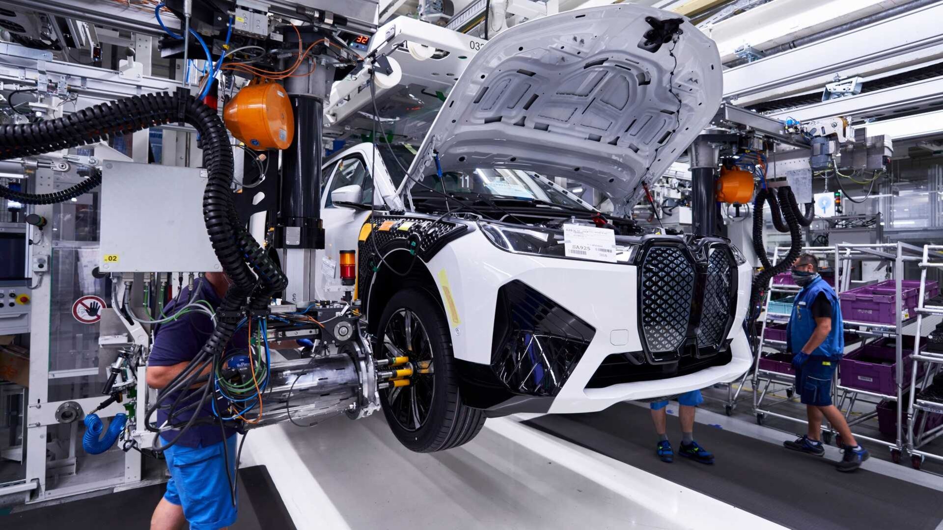 BMW рассчитывает на треть удешевить батареи для электрокаров, несмотря на рост цен на сырьё
