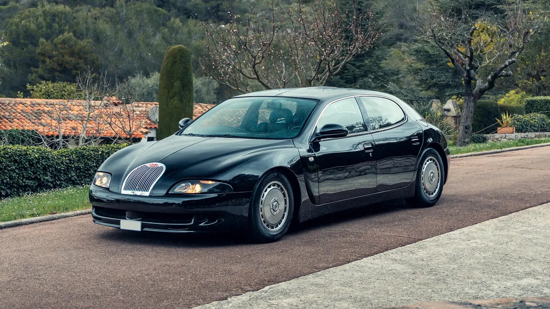 Редчайший седан Bugatti из 1990-х выставили на аукцион