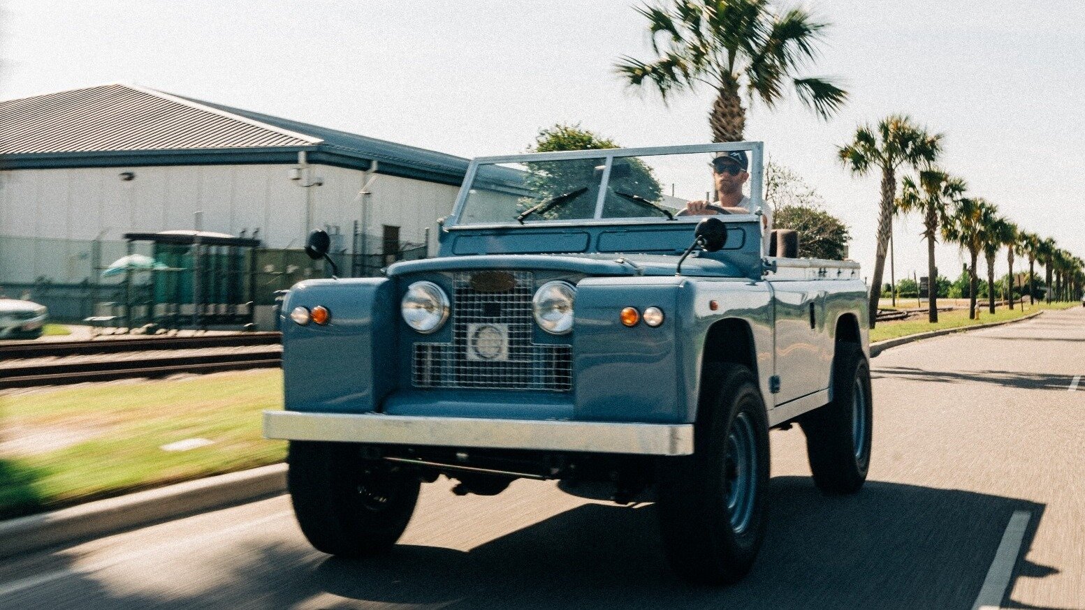 Классический Land Rover превратили в дорогой пляжный рестомод
