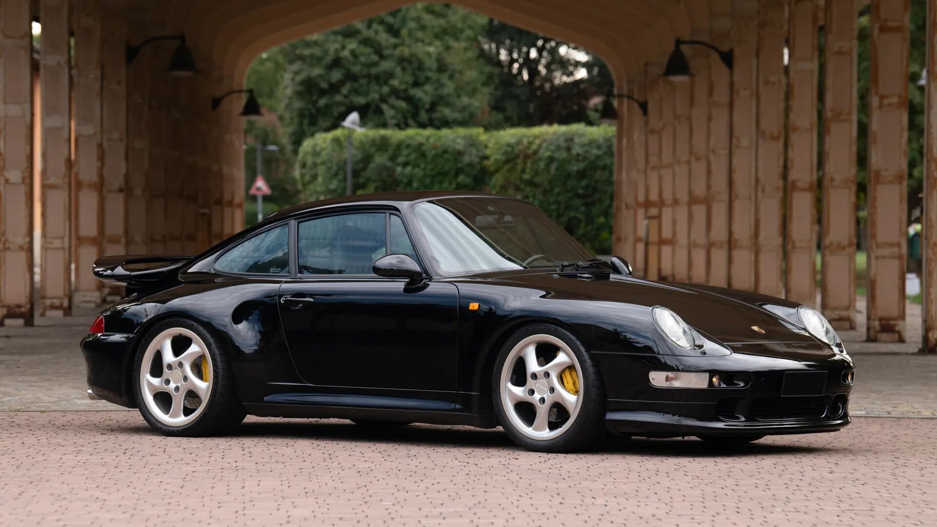 На аукцион выставят редчайший Porsche 911 Turbo S из 1990-х: таких выпустили всего 345 штук