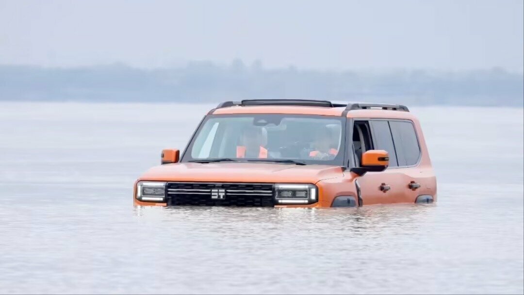 «Водоплавающий» внедорожник Jetour Zongheng G700 первым в истории пересёк реку Янцзы в Китае