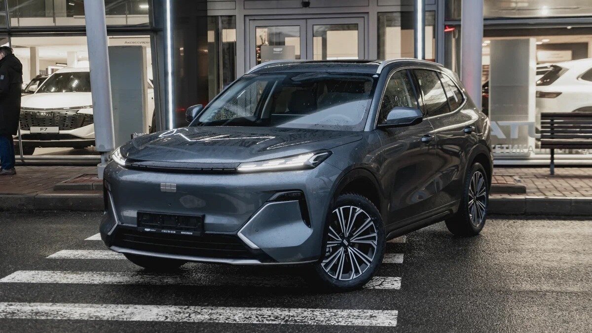 ГАИ отказалась ставить на учёт новый Geely EX5 из-за подозрительных следов клея