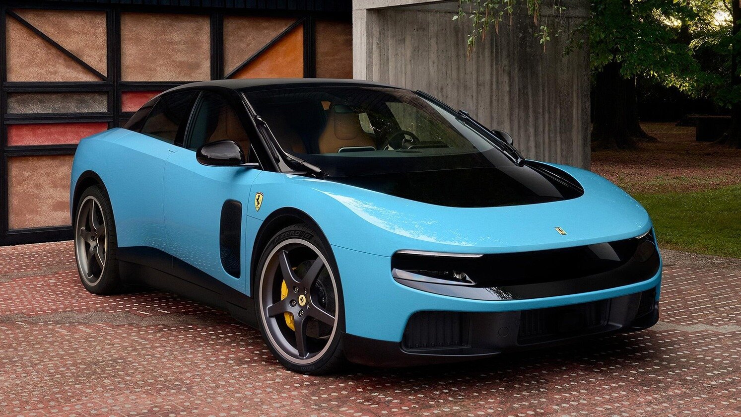 Папа Римский протестировал электрический Ferrari Luce и получил в подарок руль