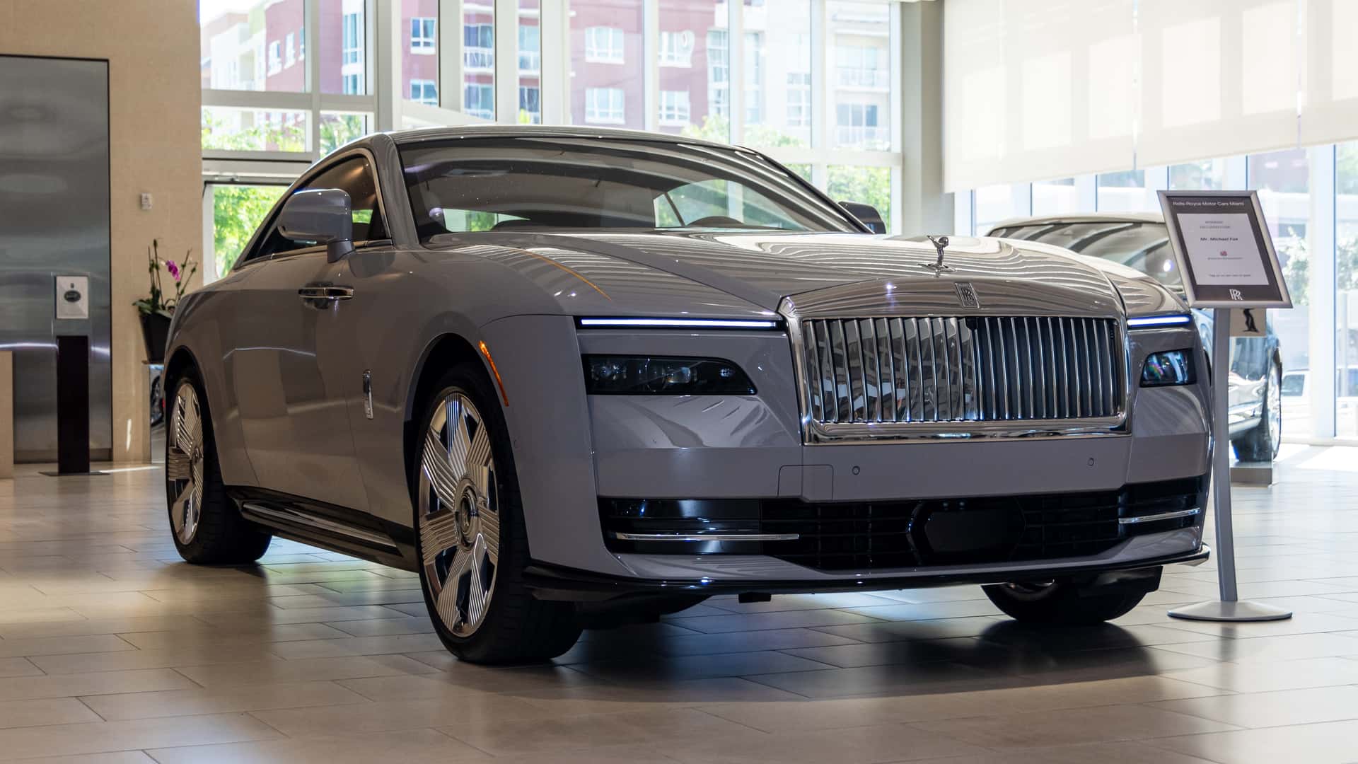 Известный коллекционер купил сразу два Rolls-Royce Spectre, чтобы стать первым владельцем модели в США