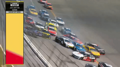 Массовая авария на этапе NASCAR: с трассы сошли 26 спорткаров