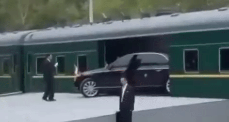 Появилось видео, как Maybach Ким Чен Ына паркуют в бронепоезд