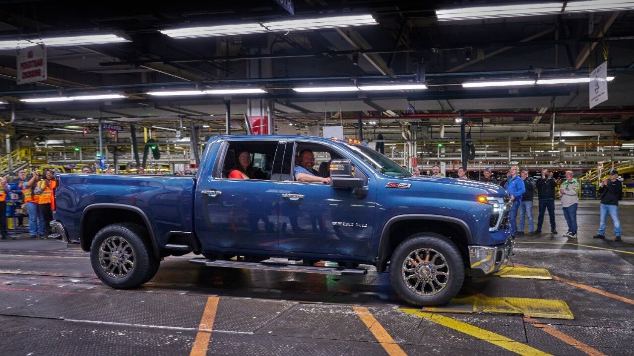 Владелец пикапа Chevrolet с пробегом миллион миль купил новый той же модели