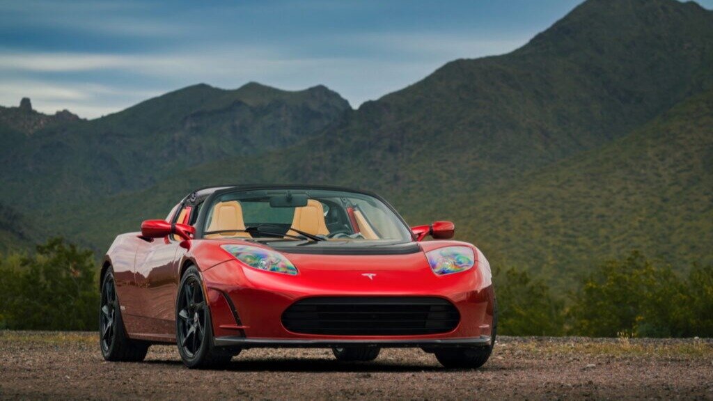 Один из последних Tesla Roadster с небольшим пробегом пустят с молотка