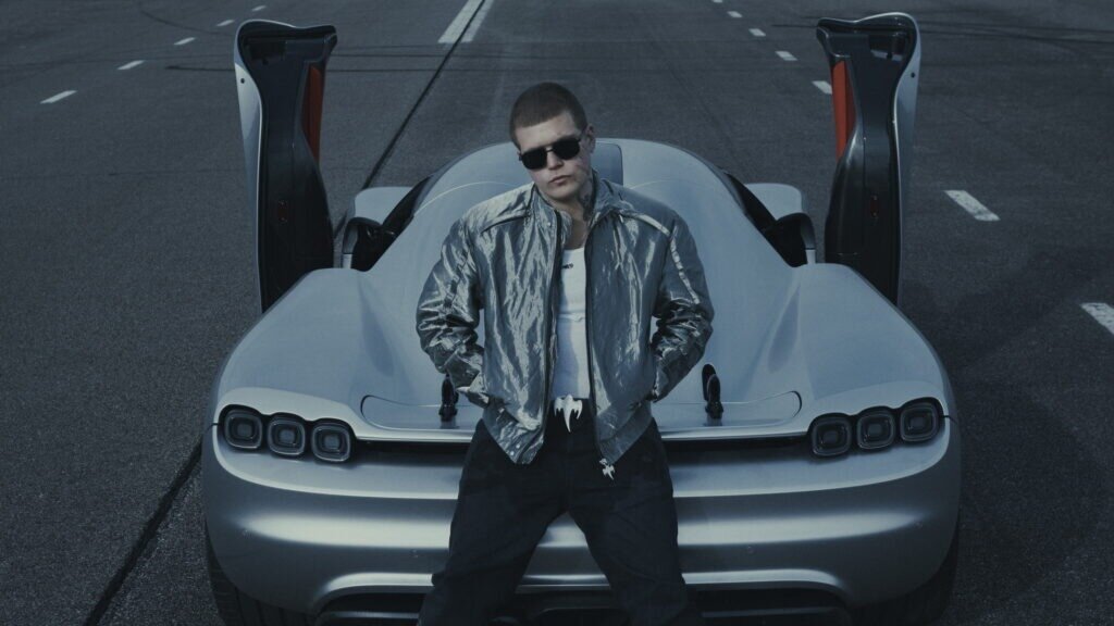Производитель гиперкаров Koenigsegg выпустил «металлическую» гоночную куртку и солнцезащитные очки