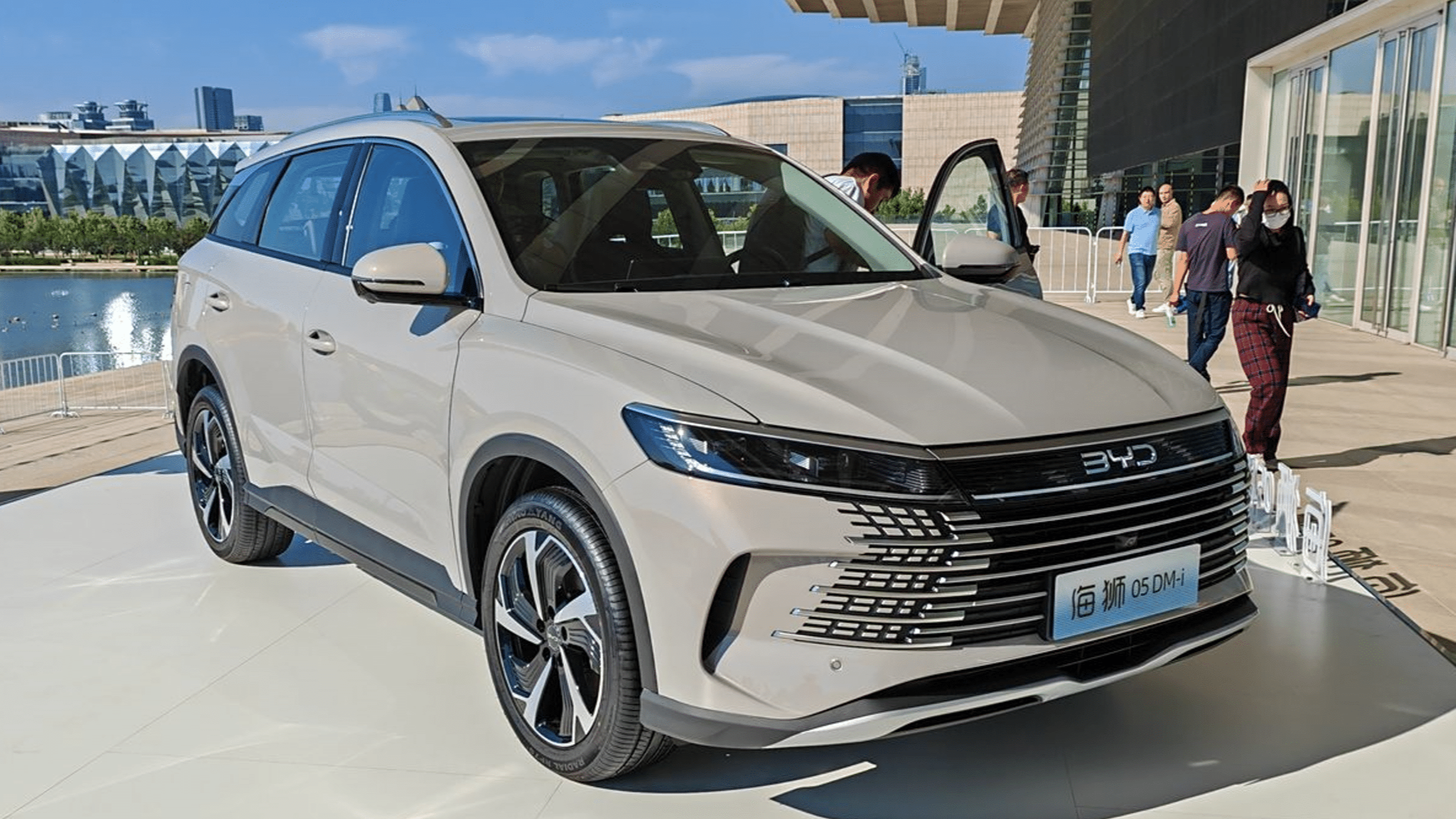 Среднеразмерный гибридный кроссовер BYD Sealion 05 поступил в продажу в Китае по цене от 1,5 млн рублей