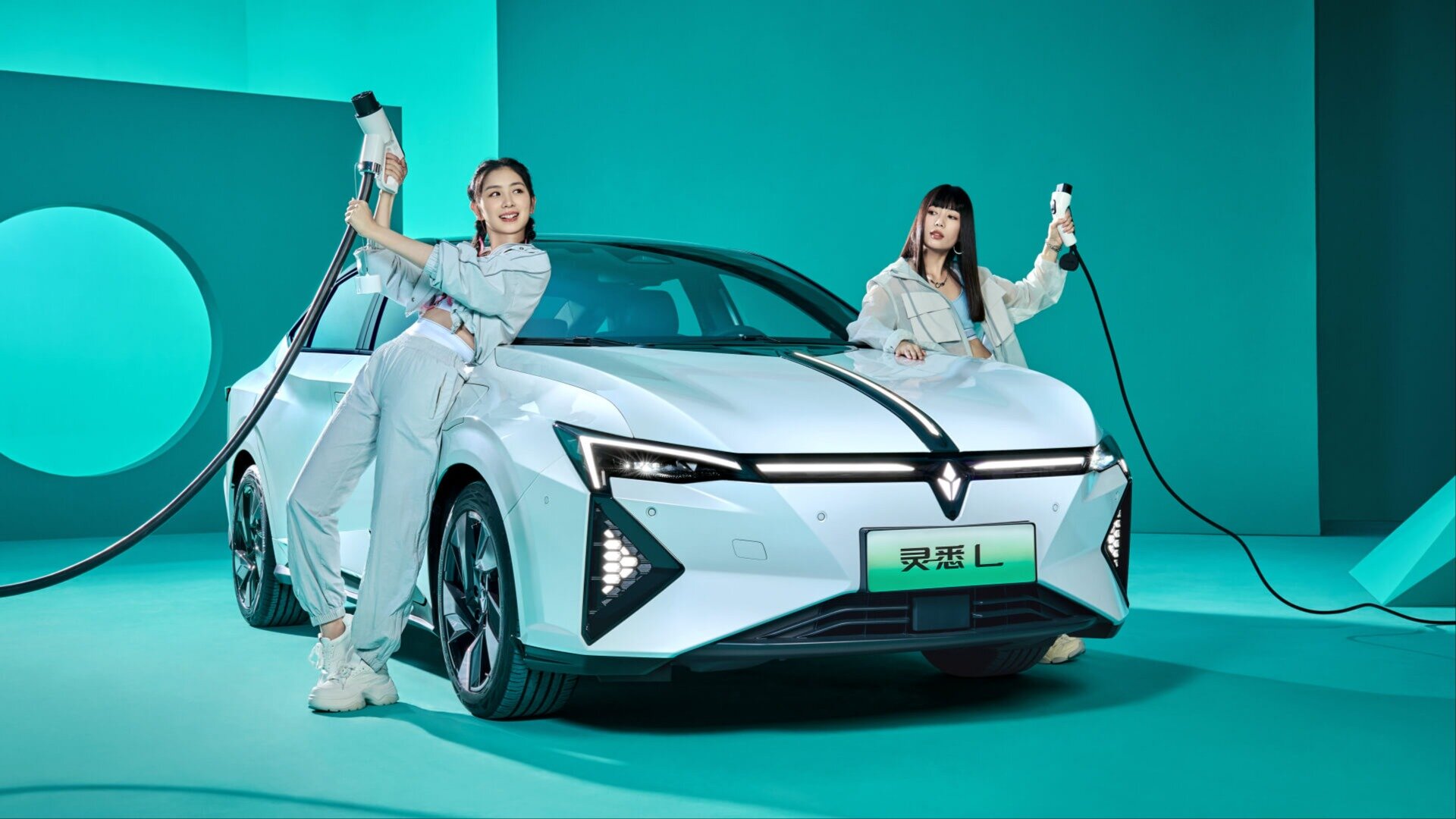 Названа цена первого электроседана Dongfeng и Honda с одним мотором и пятью экранами