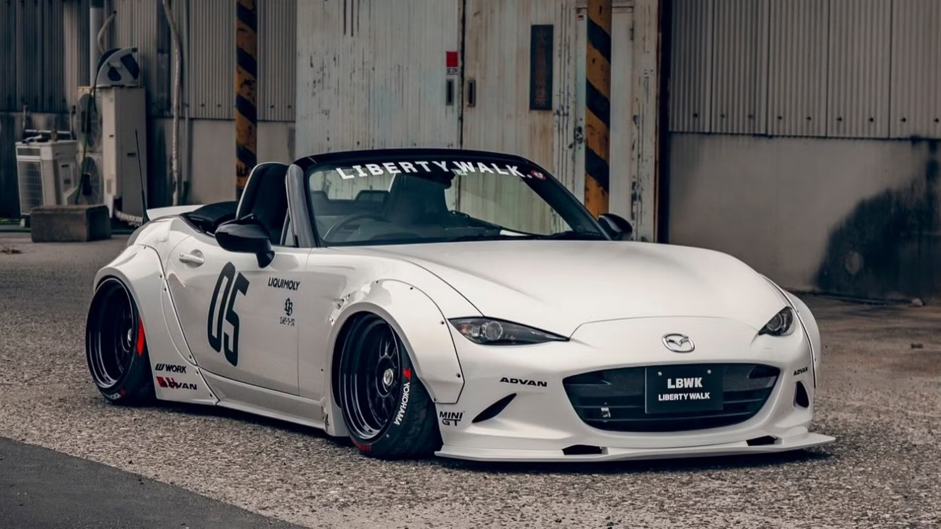 Японские тюнеры сделали экстремально широкую Mazda MX-5