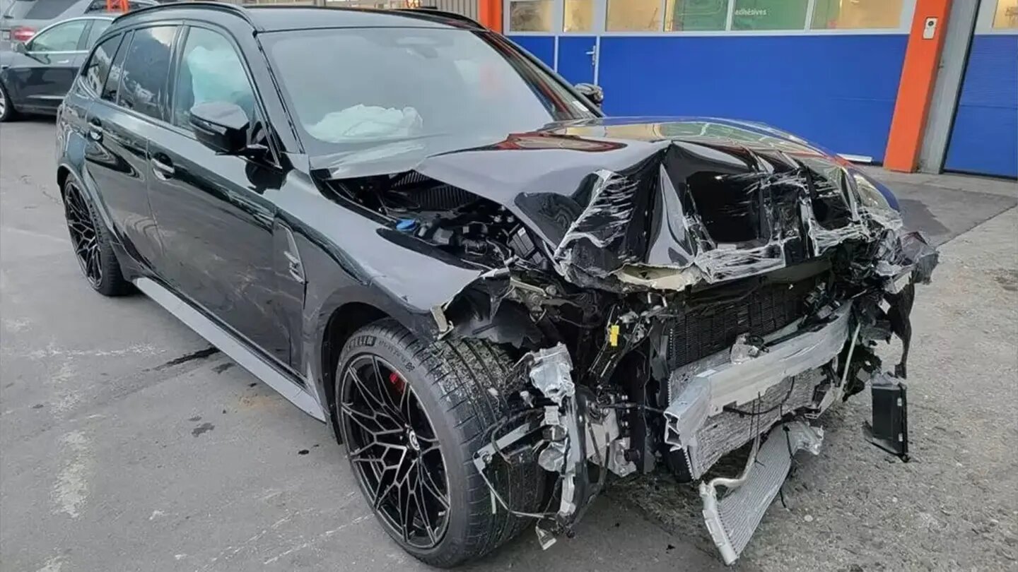 Сильно разбитый универсал BMW M3 продают по цене Ford Mustang