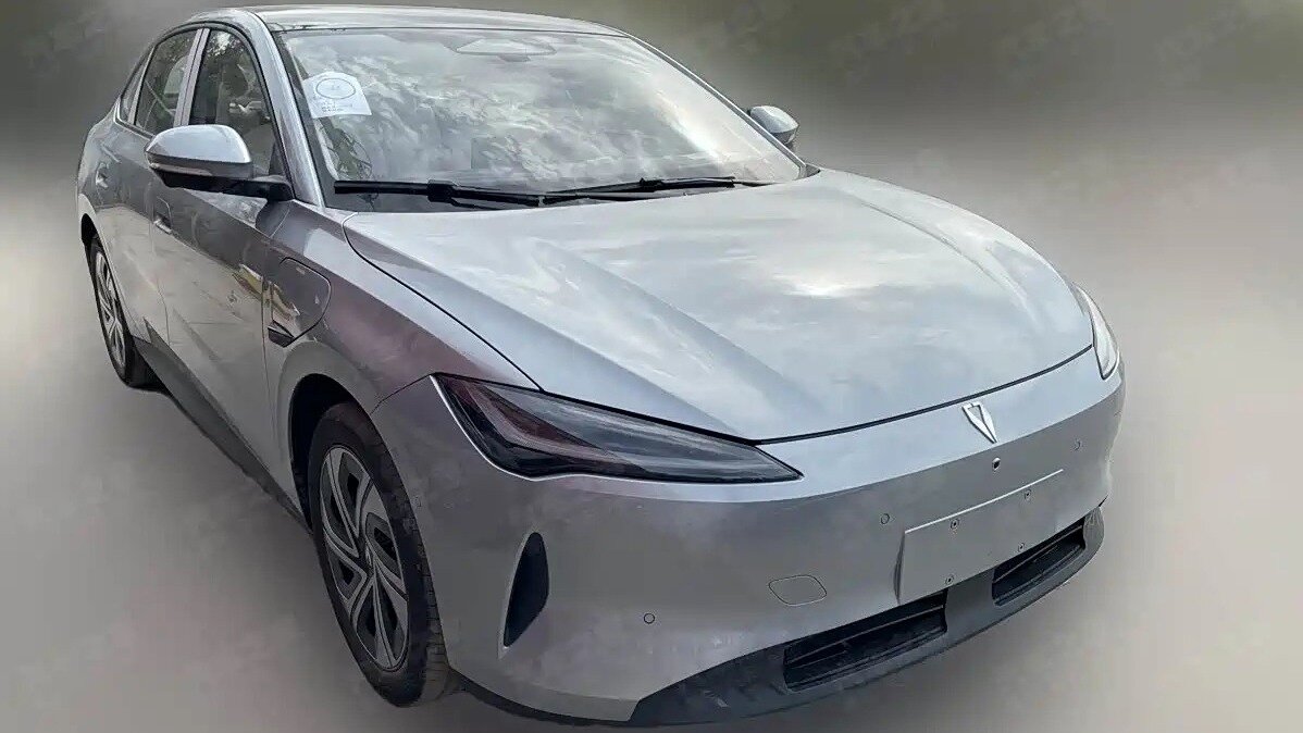 Появились фото первого электроседана Jetta: он похож на Tesla