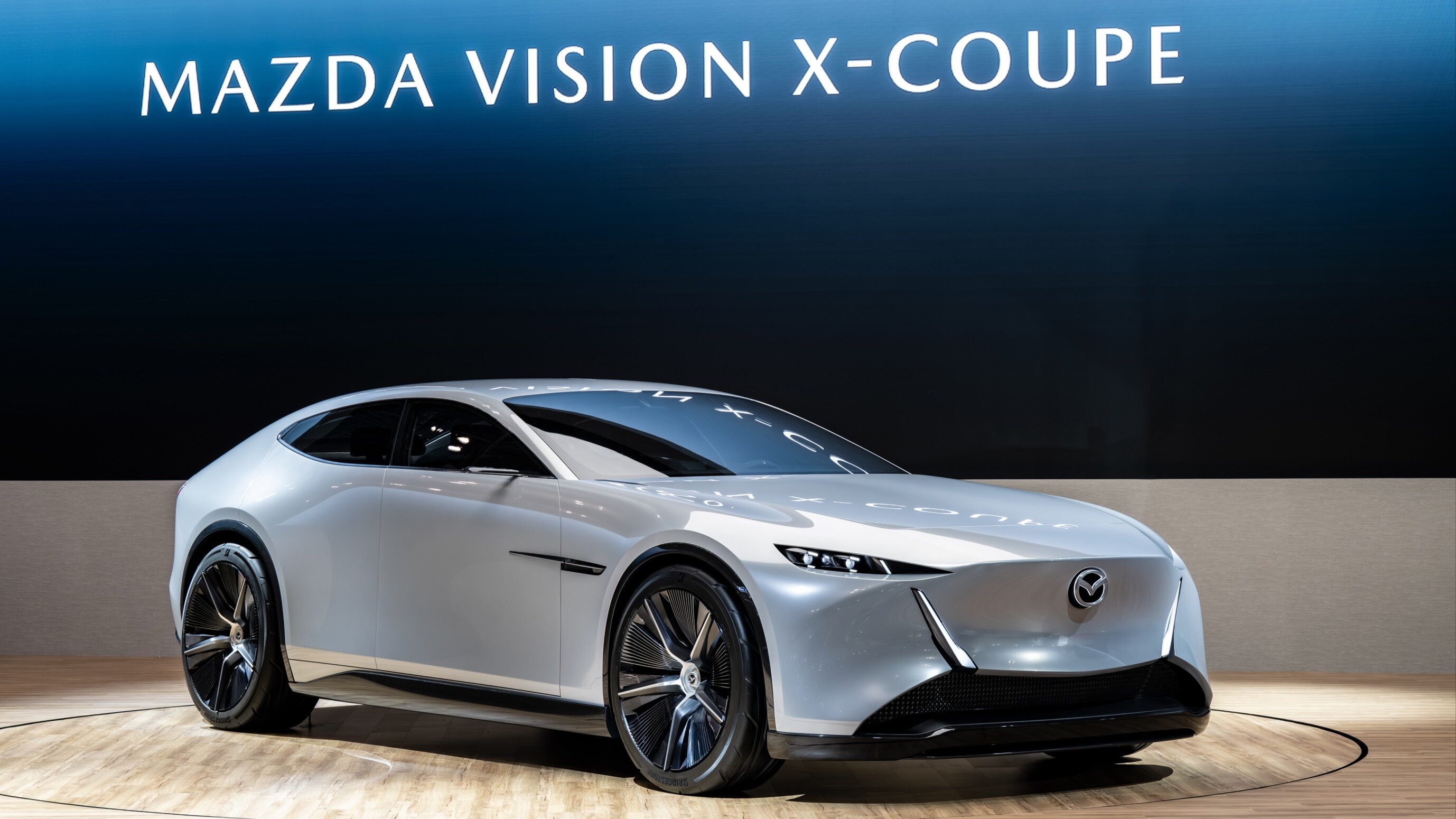 Mazda представила гибридное кросс-купе с роторным мотором и хэтчбек с искусственным интеллектом