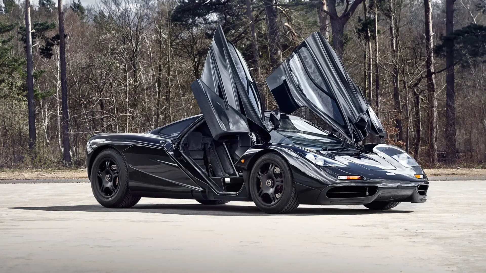 Один из 64 выпущенных дорожных суперкаров McLaren F1 выставили на продажу
