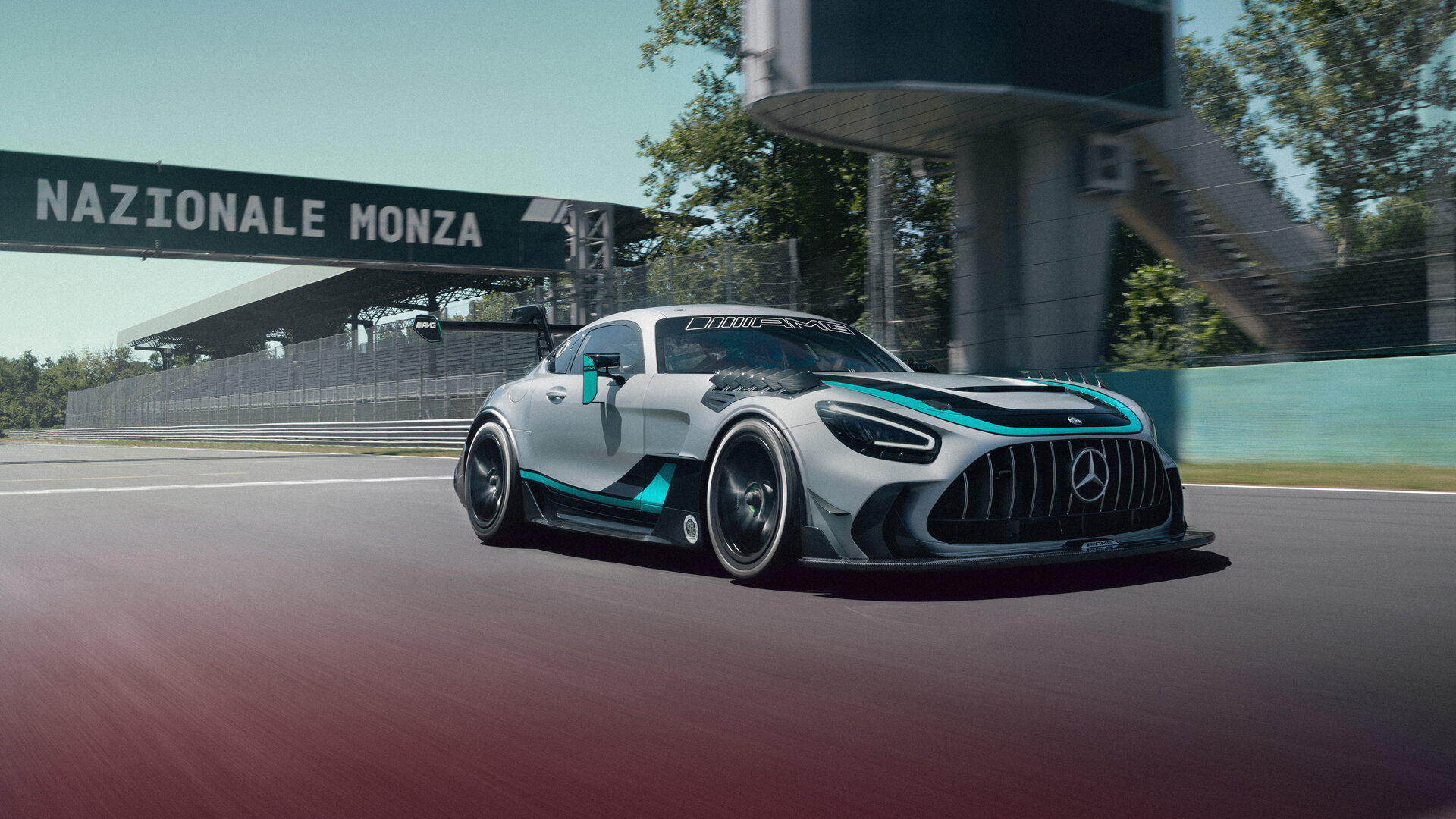 Mercedes-AMG показал самый мощный гоночный GT для частных заказчиков