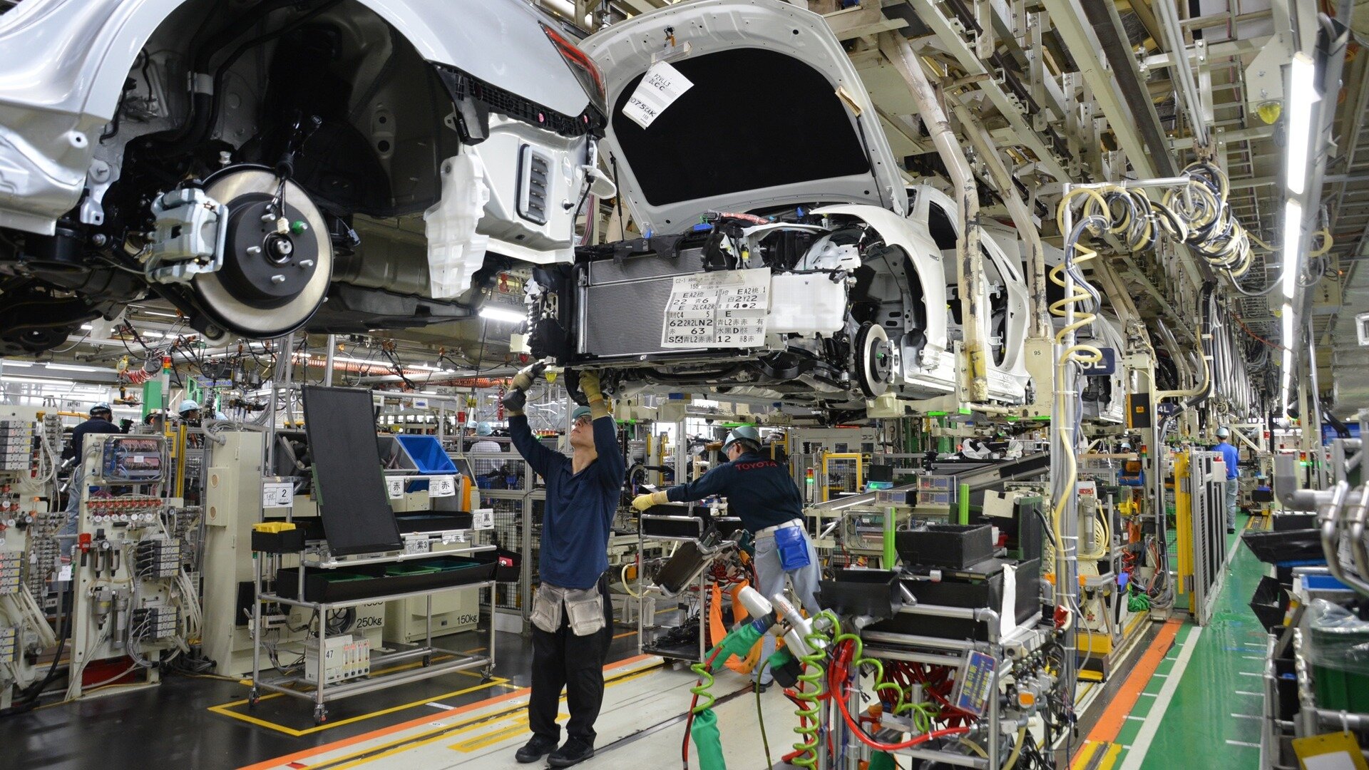 Тайфун станет причиной остановки 18 заводов Toyota и Suzuki в Японии