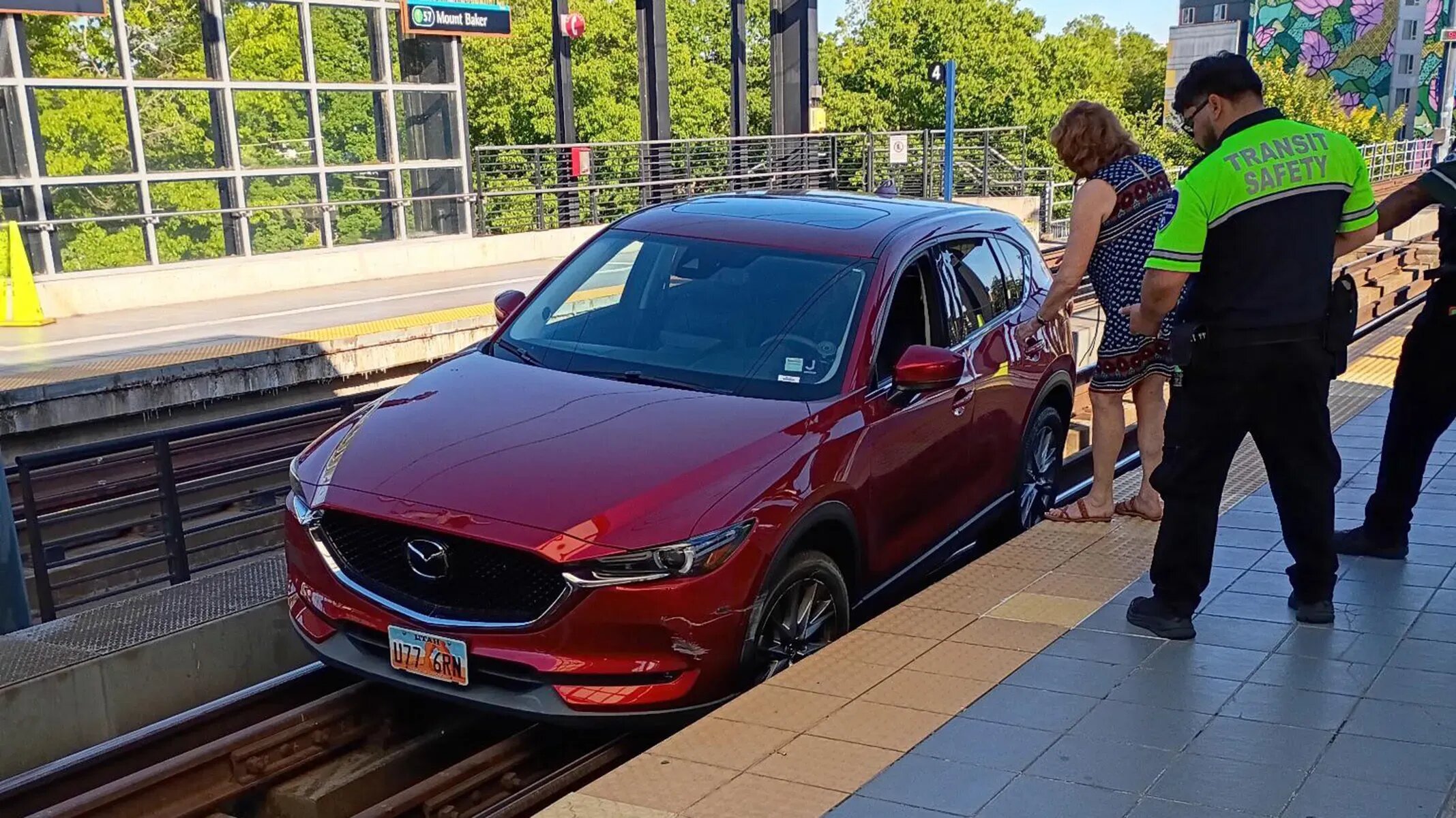 Водительница Mazda CX-5 доверилась навигатору и парализовала движение поездов