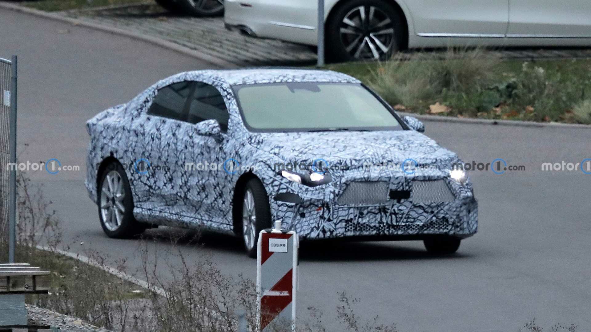 Новый электроседан Mercedes-Benz EQA впервые заметили на дороге